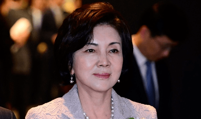 三星太子李在镕风光出狱:前妻离婚移情影帝,17岁女儿漂亮有个性