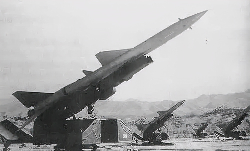 地导二营为打u-2,机动到了长沙,南北方战士遇见了蛇,差异真大