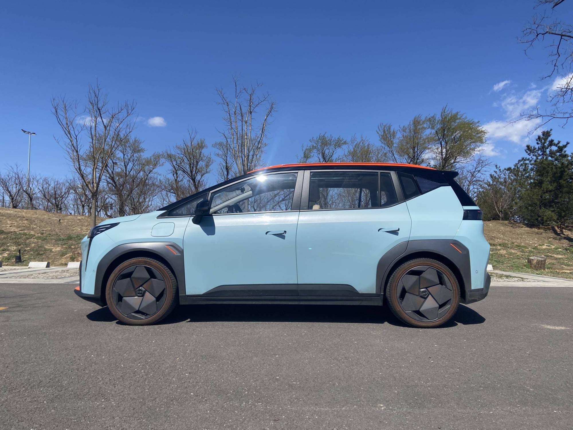 试驾广汽埃安y:大块玻璃视线好,后排空间不用拳头量