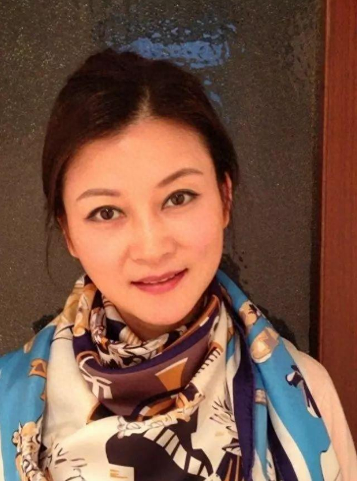 回顾歌手朱晓琳走红背后有艰辛15岁爆红21岁隐退53岁仍未婚