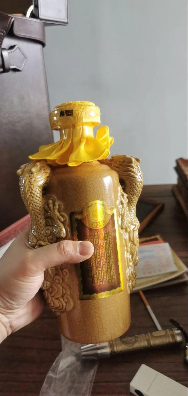 茅台八十年陈酿图鉴:木盒用楠木,陶瓶由中国宜兴紫砂陶烧制!