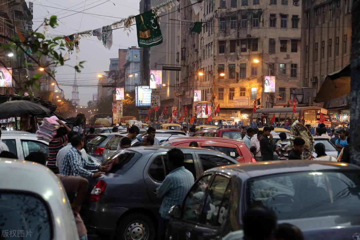 回顾浙江男子家一月用电9000度剪掉多余电线路口红绿灯却灭了