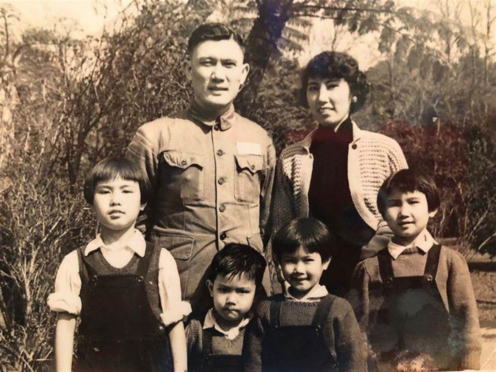 马英九父亲节分享老照片,破万网友赞:难怪那么帅