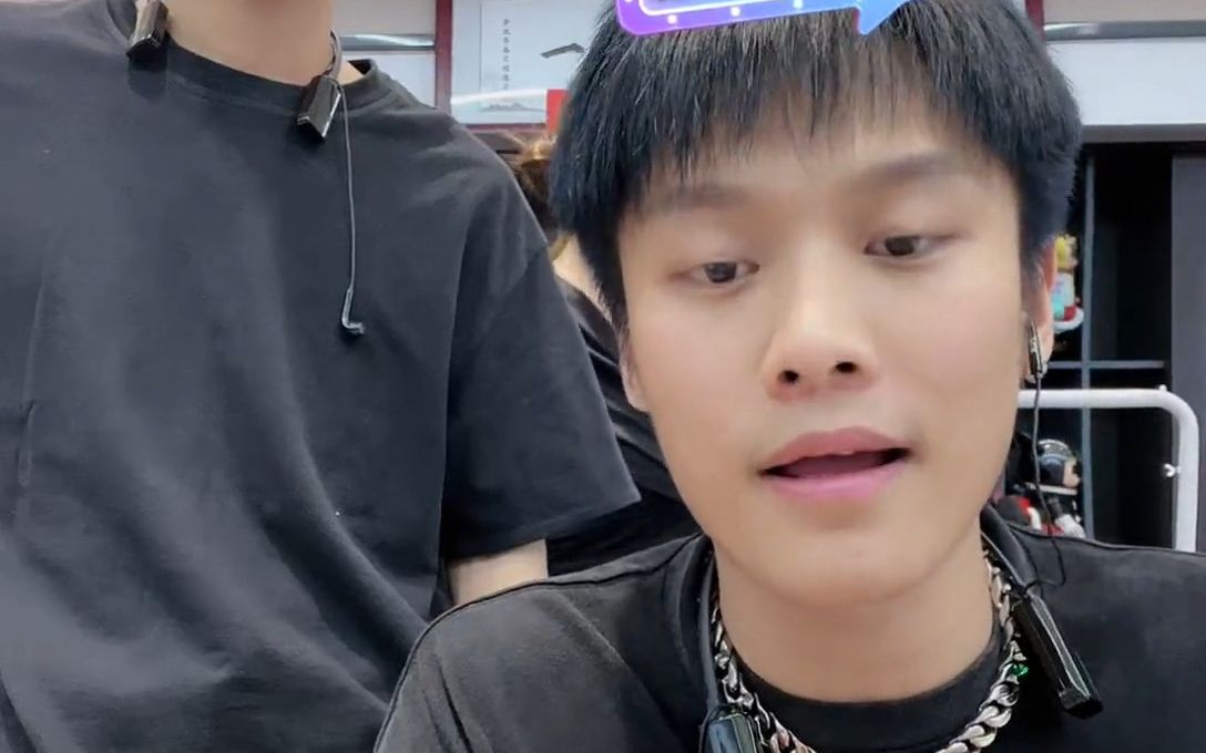 董宇辉引发热议:小杨哥语出惊人,知识照亮未来的寒门贵子?