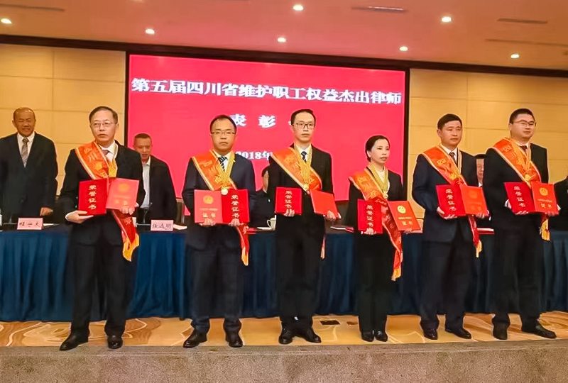 吴建国律师1997年12月参军入伍,2009年12月退役,服役期间,严格要求