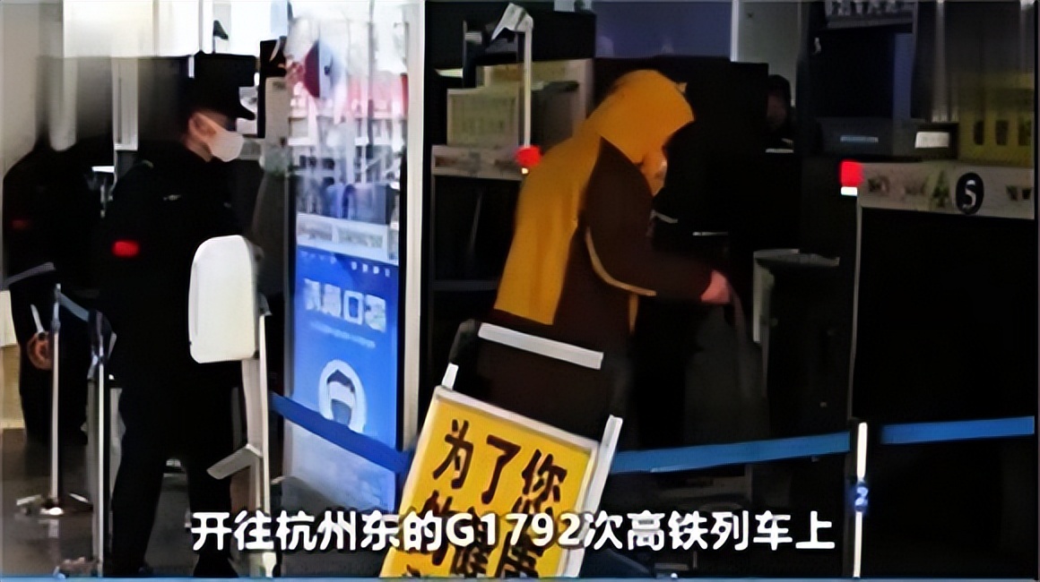 2021年女子高铁上把列车长打出血,后又脱光衣服裸露身体隐私部位