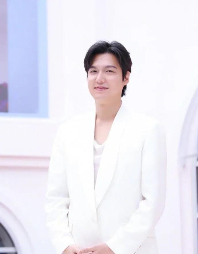 36岁李敏镐近况曝光,脸部浮肿出现大叔感,被粉丝包围人气不减