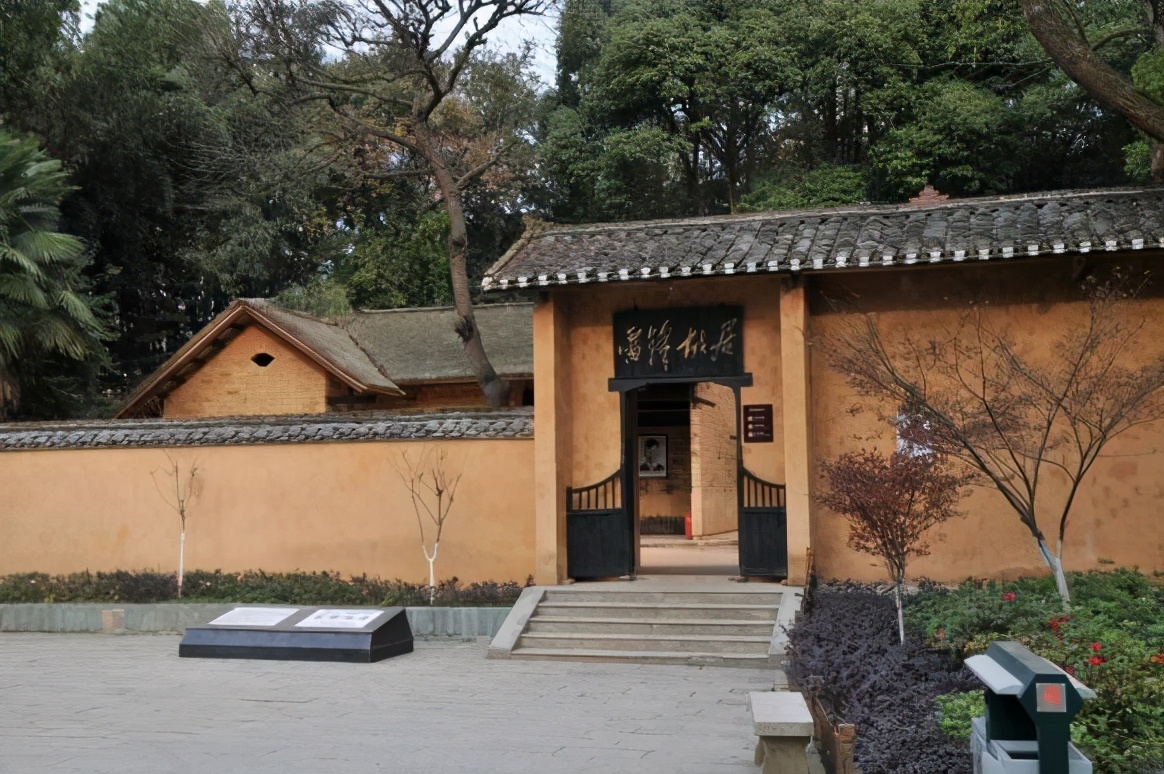 探访雷锋故居,三间茅草房十分简陋,生活艰苦令人动容