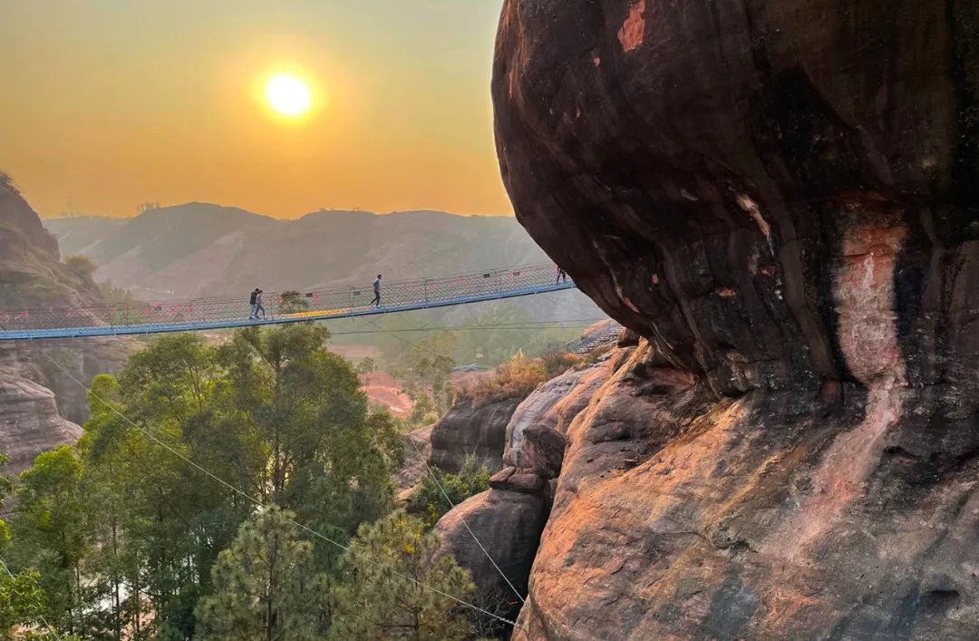 自然奇观!带您深入探索广州最近的丹霞地貌!
