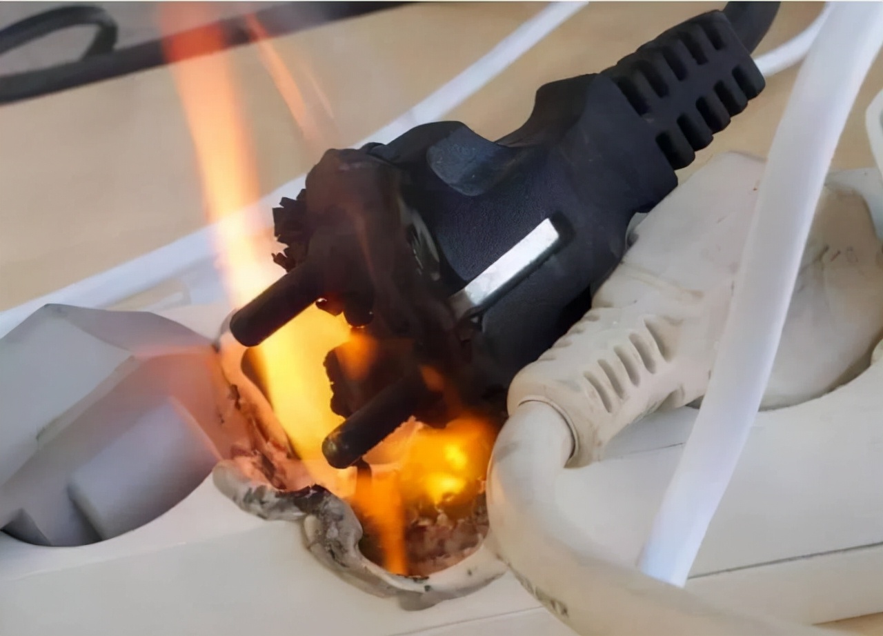 新房电线刚接好,通电就出现了火花!老电工一下就看出了问题所在