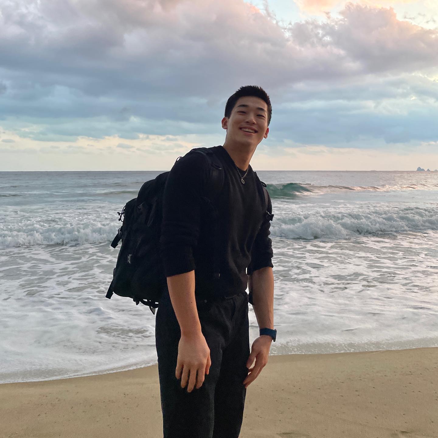 韩国小眼睛帅哥热爱健身,身材健硕性格温柔,因高学历免服兵役