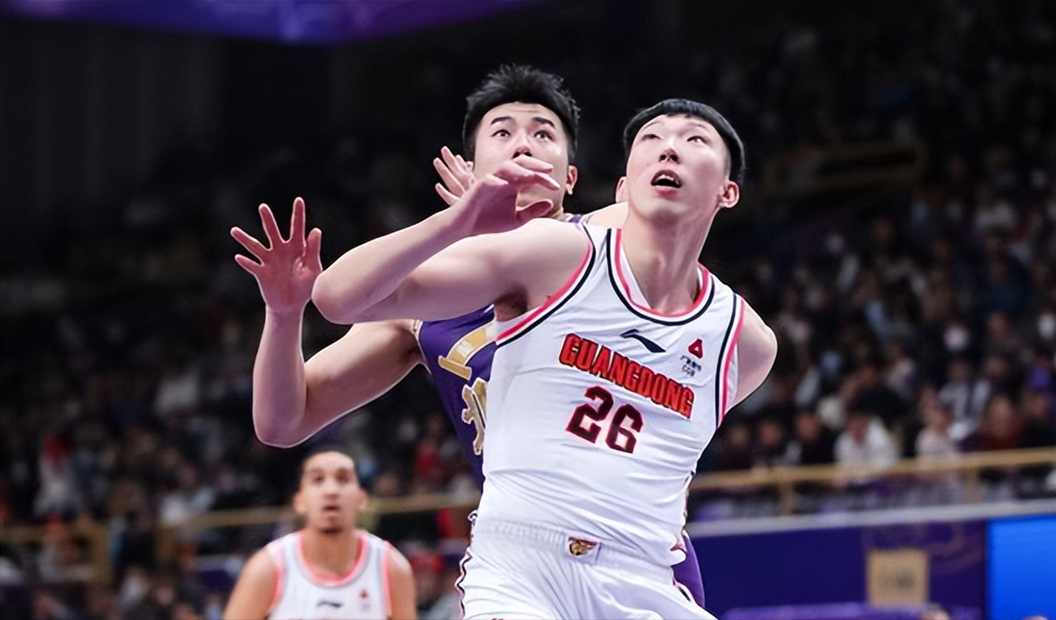 广东宏远凭借周琦的出色表现以1分险胜北控,取得六连胜.