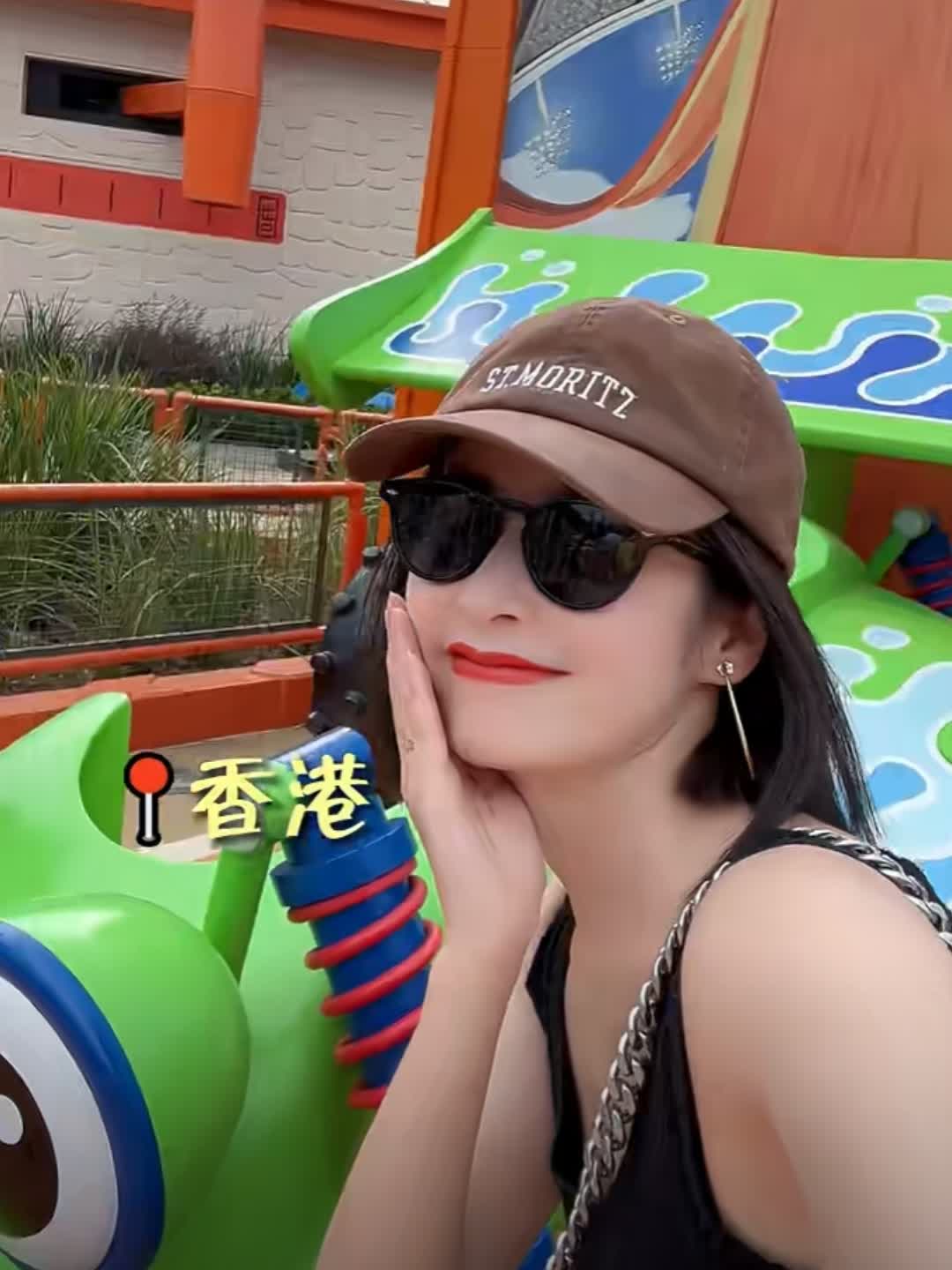 颖儿香港工作旅游花絮曝光,短发御姐气质尽显