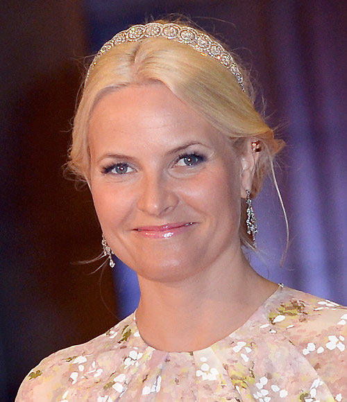 父亲是毒贩,母亲是舞女,毫无贵族血统的他,成了挪威大王子