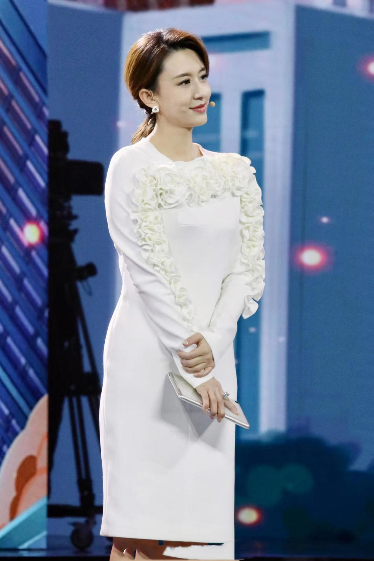 张蕾气质高级又会穿,白色过膝连衣裙端庄优雅,42岁魅力十足