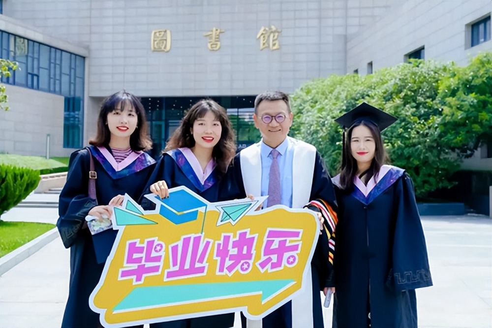 昂首挺胸地生活——西安欧亚学院董事长胡建波教授2023年毕业致辞