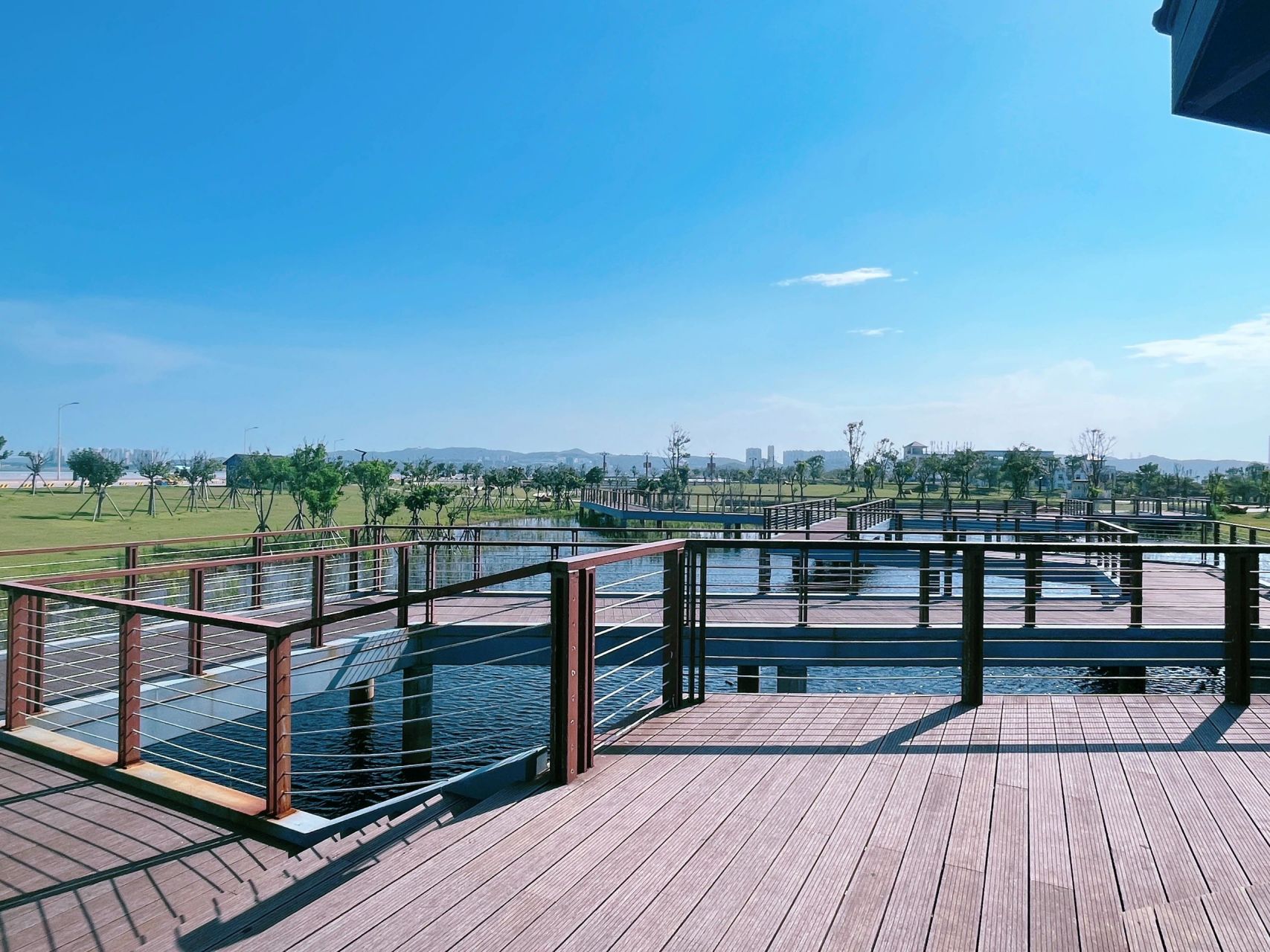 定位:汕头宝能时代湾公交站,后往前开200即到达东海岸公园1号停