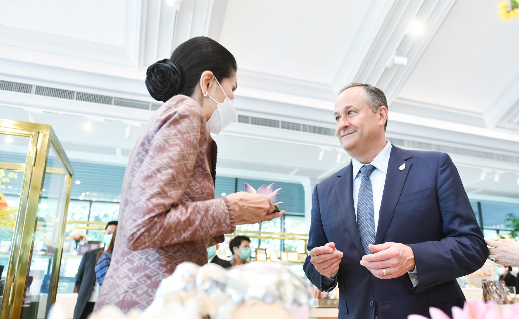 第一夫人们合影照!印尼夫人白色蕾丝裙淑女,泰国夫人时装款干练