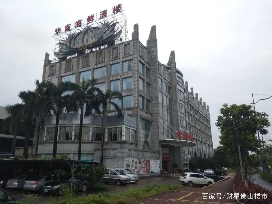 最近佛山法拍戏真多！工业地溢价274%、车位拍到75万