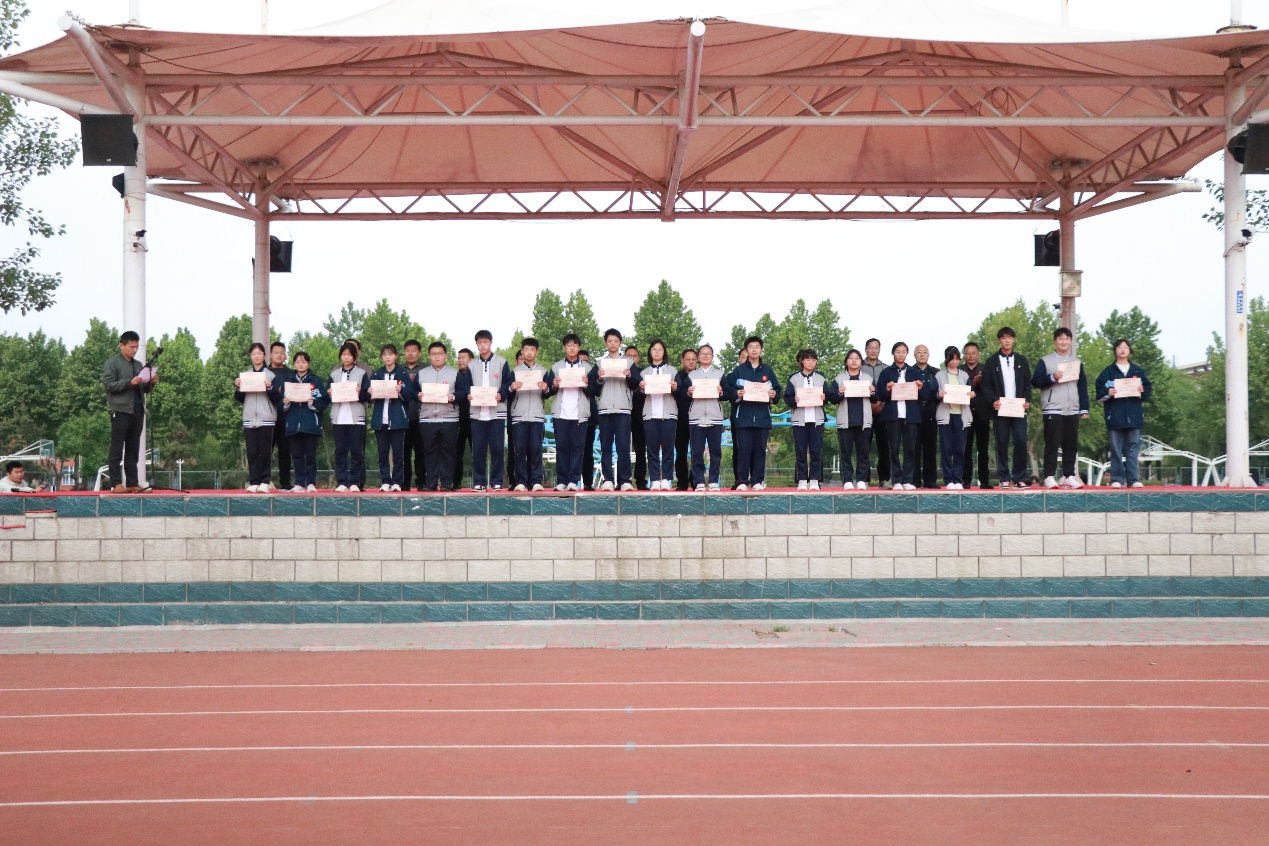 临沂一中南校区2022级举行升旗仪式暨期中考试表彰大会