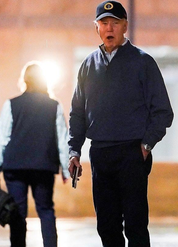 美国总统的车被撞,特勤局保镖掏枪了,路边的81岁拜登双目圆睁