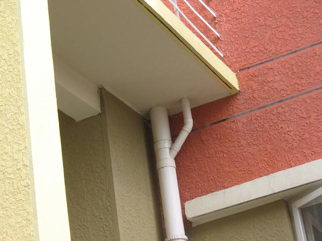 阳台没地漏,洗衣机排水成难题,雨水管打不了孔,那就这样做吧