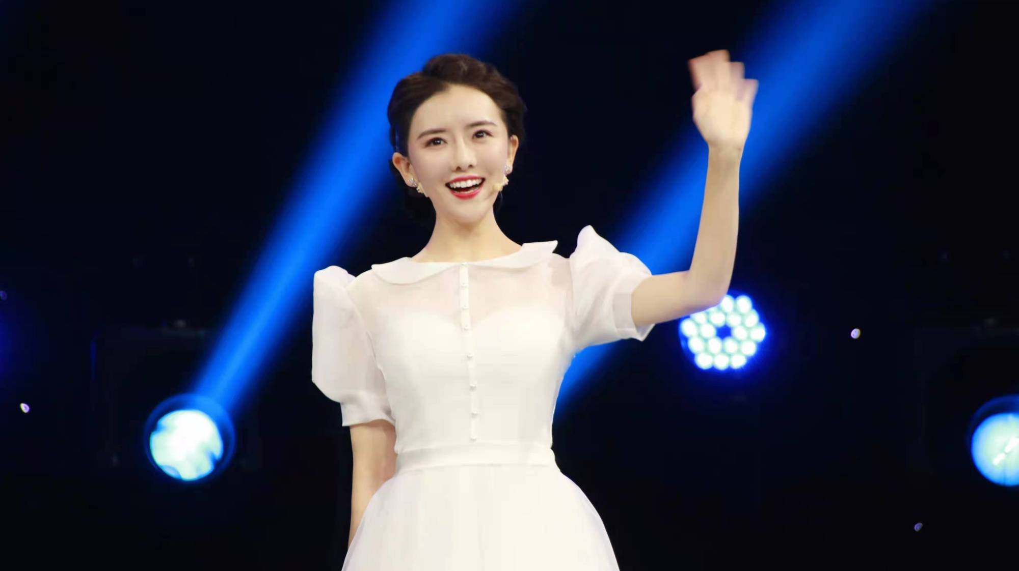 影视歌主持三栖开花 山荷受邀参加各大卫视庆典节目