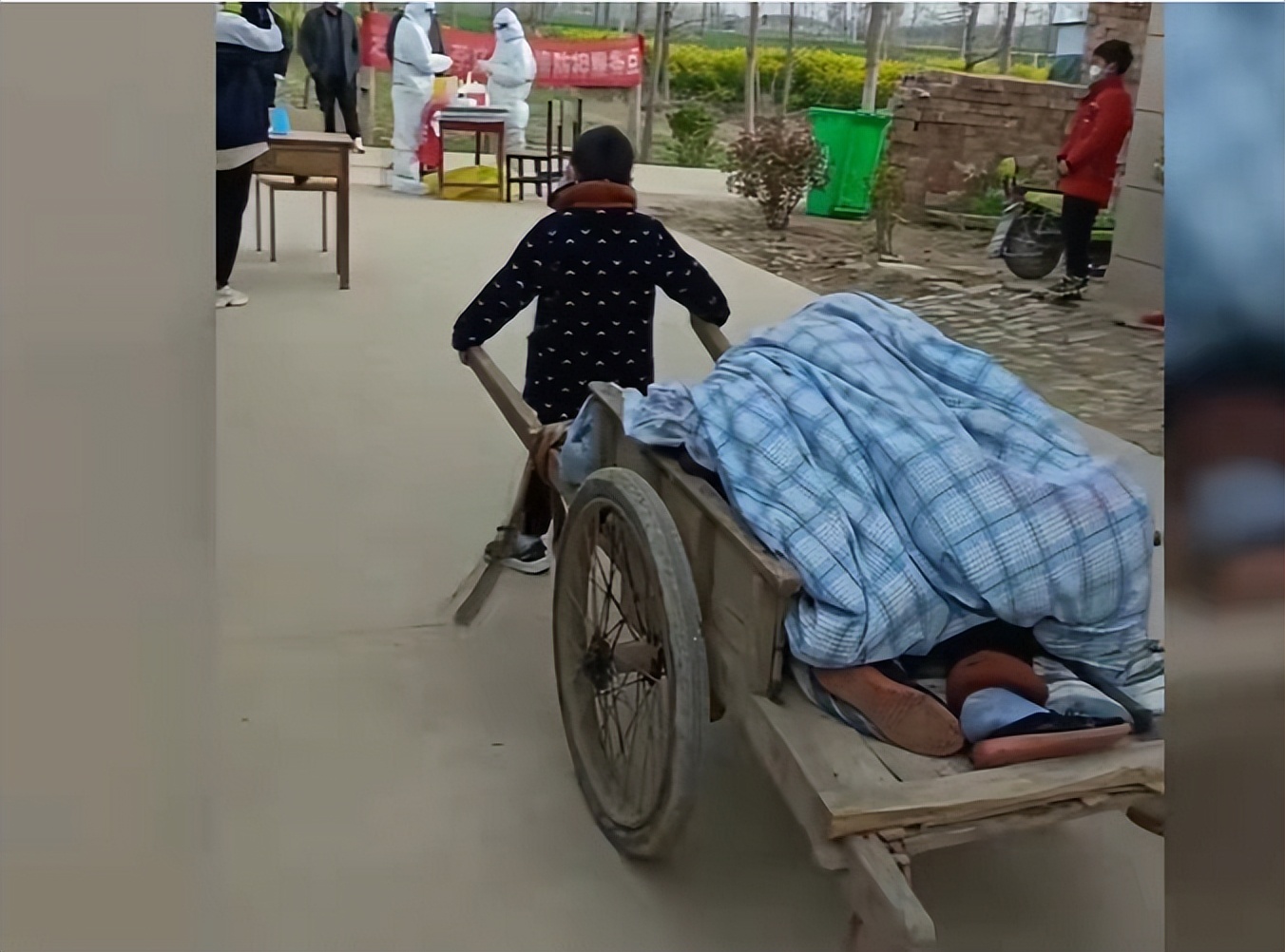 奶奶行动不便,6岁男孩用木板车拉奶奶去做核酸,村民纷纷让位