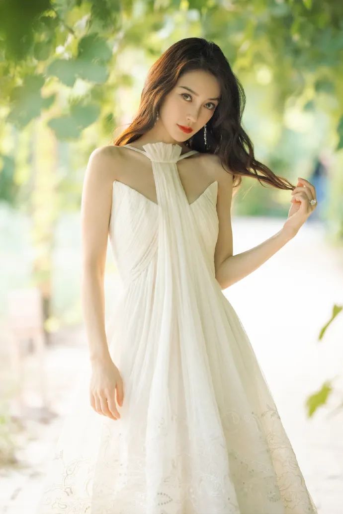 杨颖发布一组充满魅力的靓丽写真 白纱裙露出肩膀锁骨线条很吸引人