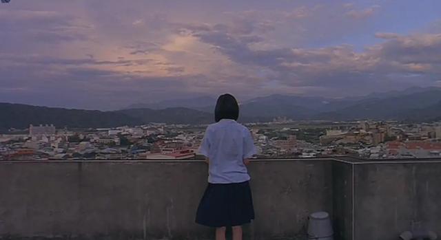 年少逝去的东西,正是台湾青春片《九降风》中无法触及的蓝色青春