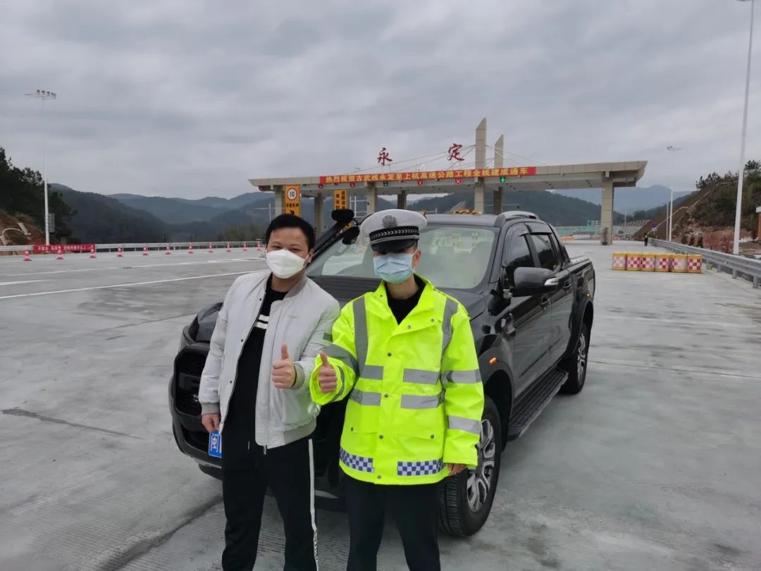90后辅警的担当    一心护航高速路