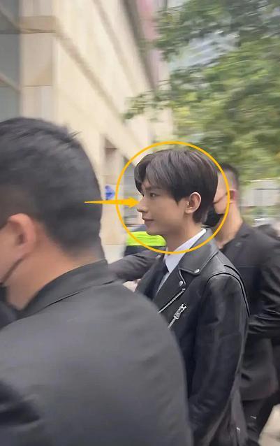 成毅任嘉伦凑巧都有活动,无美颜直拍下,谁才能担当欢瑞一哥
