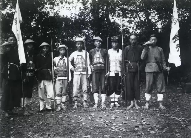 美女匪首"双枪驼龙",张学良想要刀下留人,刑场上留下唯一照片