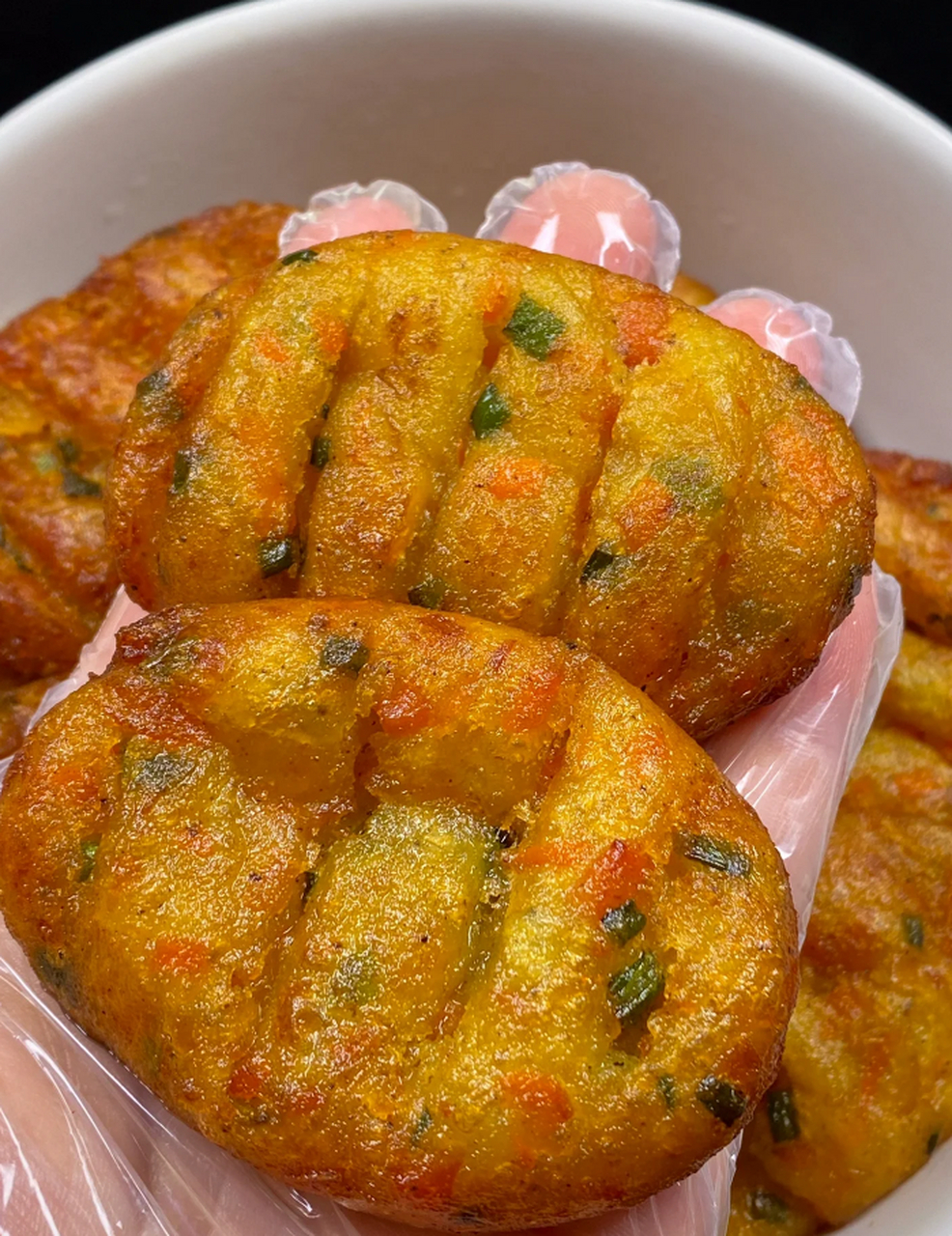 亲们,今天我要向你们推荐一个超级美味的酥炸土豆饼!