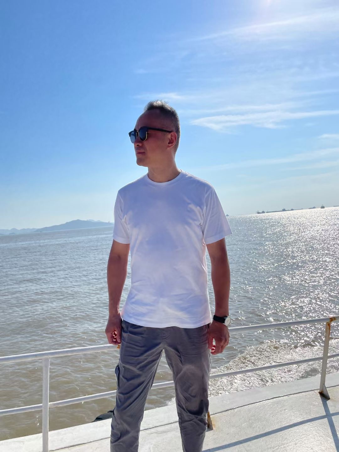 邱启明海上直播,零套路带货,身材保养得宜引关注