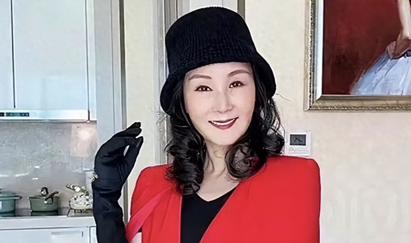 毕竟,雪瑞姑姑,原名徐石萍,是一个在某平台上拥有近六百万粉丝的"网红