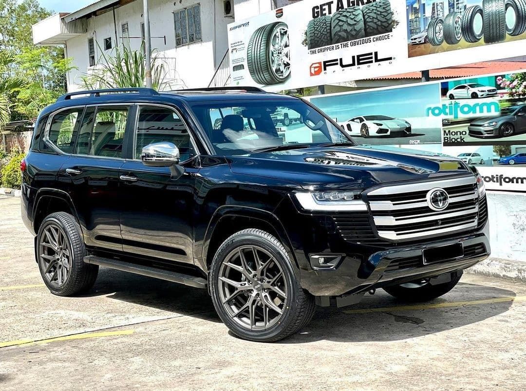 柴油丰田陆巡lc实拍!气质一流,海外落地55万!3.3t引擎更霸气!