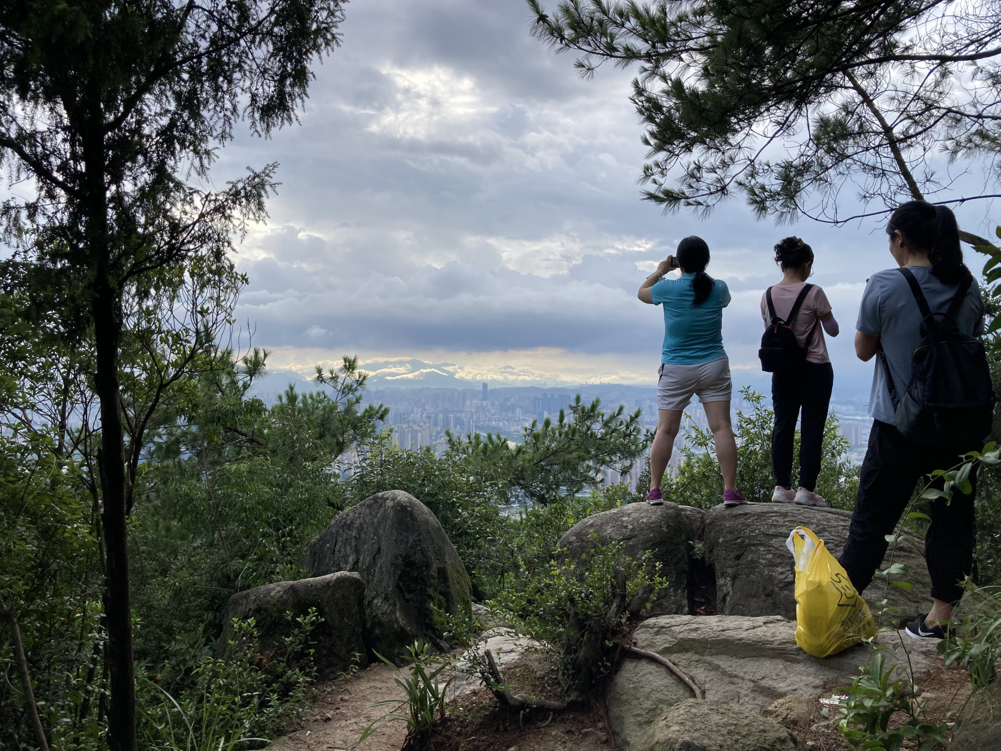 虽然说现在还是可以爬鼓山的,但是一定要注意安全,近期下雨,路面非常