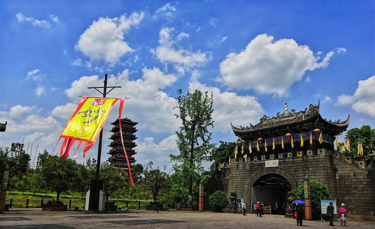 遂宁这个古镇不大,却极具特色,从成都出发开车只需两个半小时