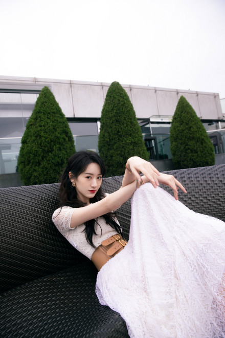 袁冰妍雪花束腰裙,高挑身材比例绝了,笑容依旧很甜