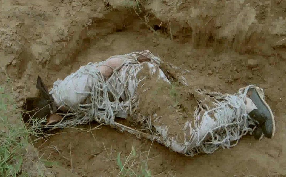 全国首例女同性恋杀人活埋案,为和女友在一起,留守妇女活埋丈夫