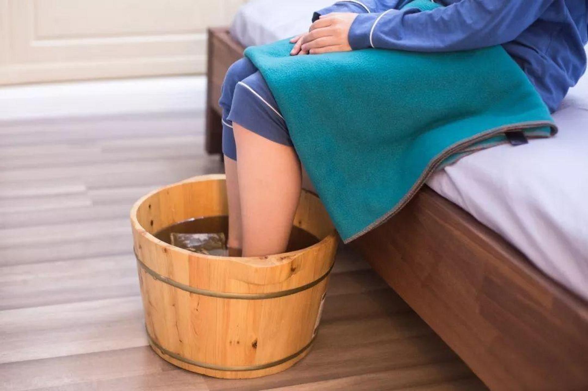 睡前中药泡脚养生又健康  一年四季用热水洗脚都很受益,春天洗脚,升阳