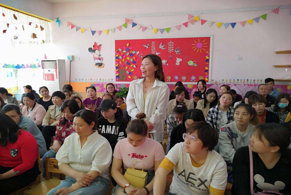 女子风尘仆仆参加孩子家长会,见其他家长穿着瞬间沉默,引发热议