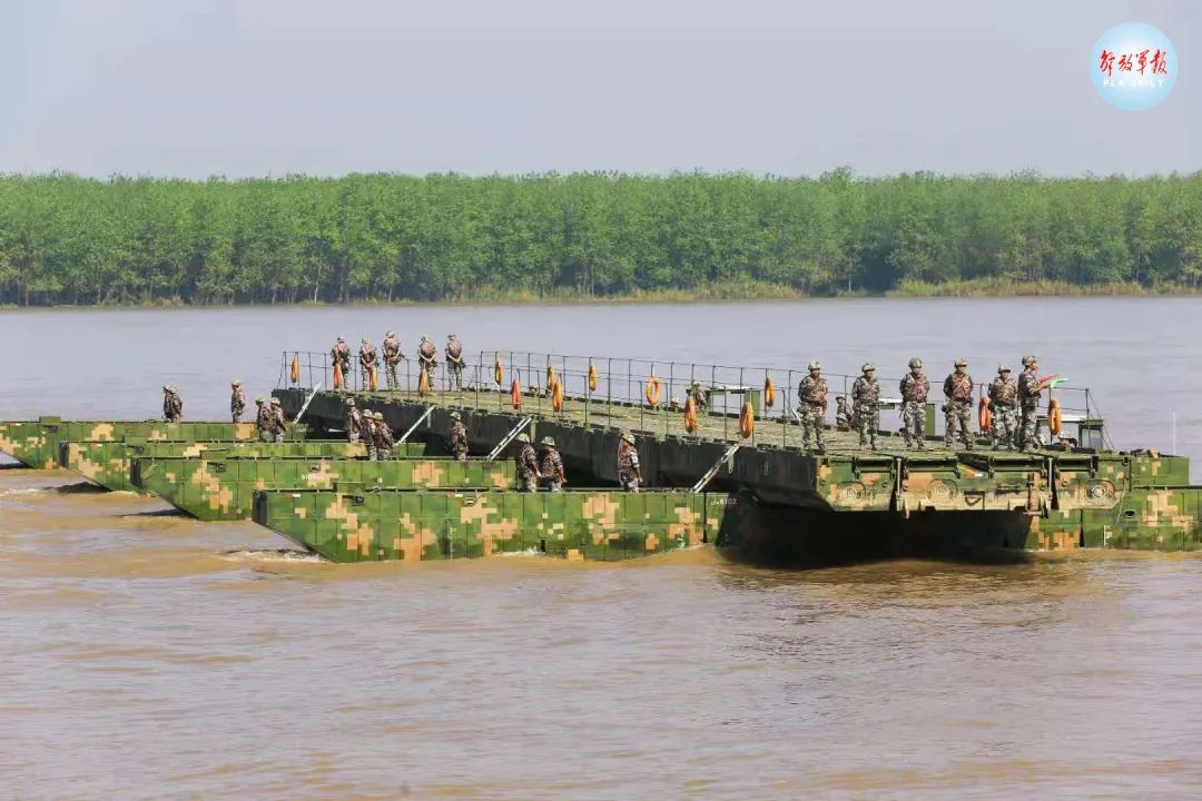 壯觀!舟橋兵架起千米鋼鐵浮橋橫跨長江