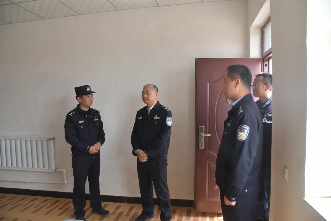 阿拉善盟行署副盟长,盟公安局党委书记,局长刘国明深入戍边夫妻警务室