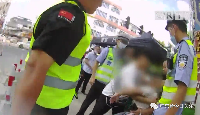 热点|迷惑行为！情侣吵架，女子竟用板砖砸晕自己，差点弄出人命