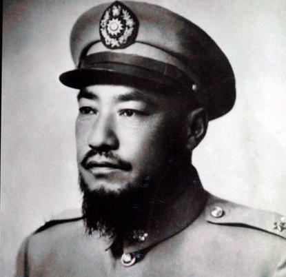 新疆土皇帝,却遭灭门屠杀,晚年孤独终老,真相为何?