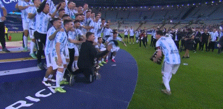 梅西接连举起三座奖杯!终于追上c罗!明年决战定江湖