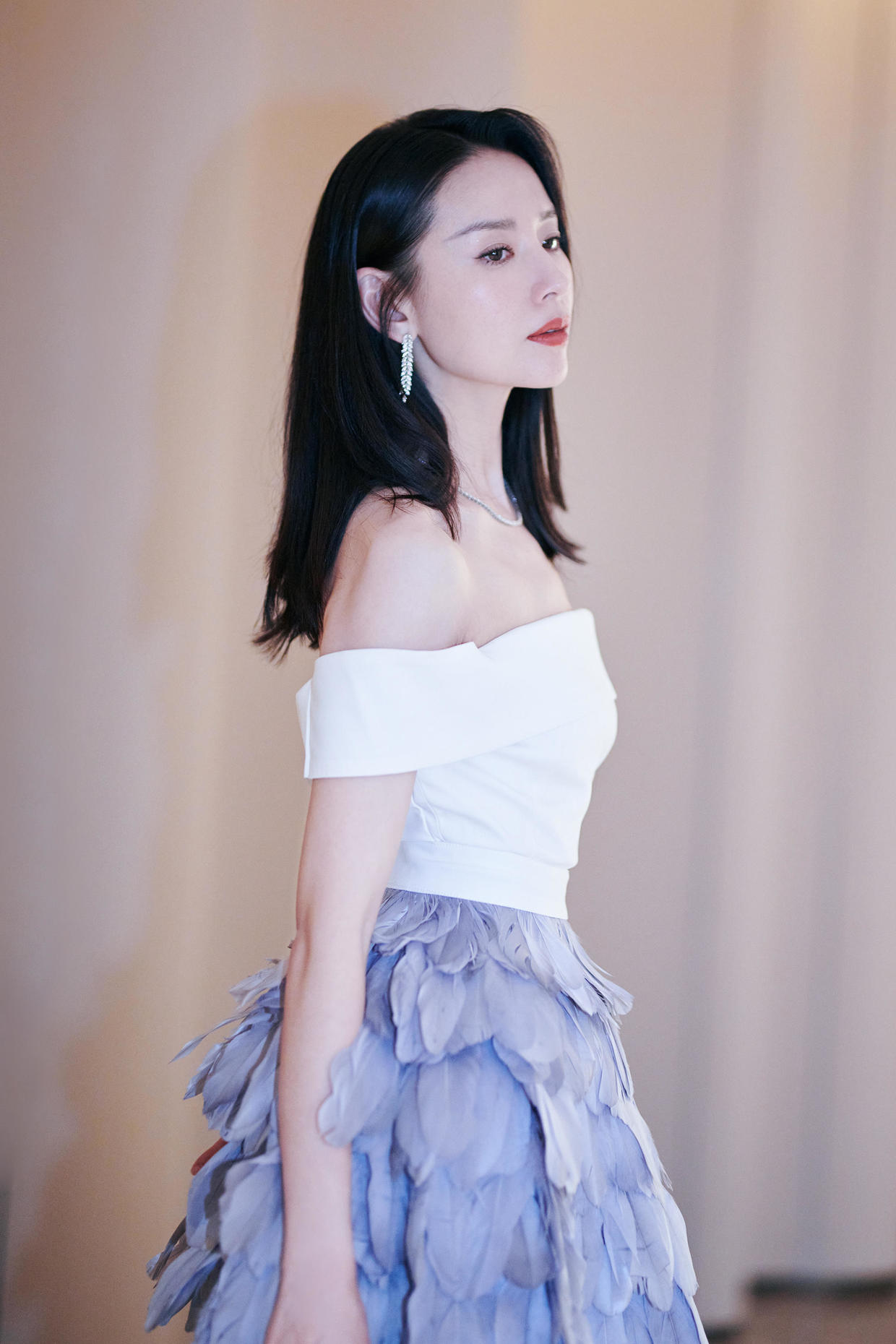 董洁哪像"阿姨辈"?浅灰色卫衣配短裤清纯又减龄,美回冷清秋