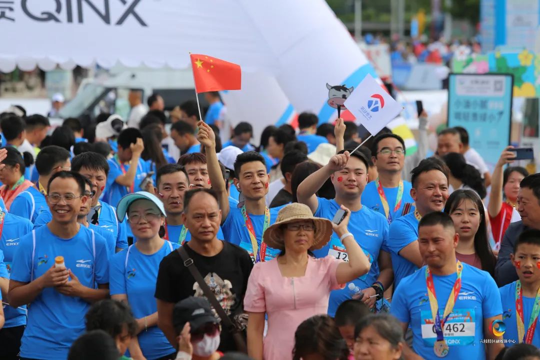 "新城控股"第八届中国凉都·六盘水夏季马拉松赛鸣枪开跑